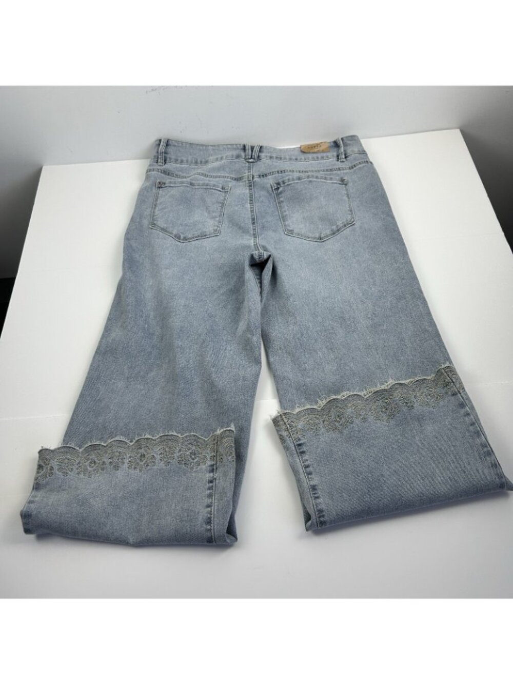 NWT Curve Appeal High Rise Wide Leg Jeans with Scalloped Embroidered Hems 14/32 - Picture 14 of 16